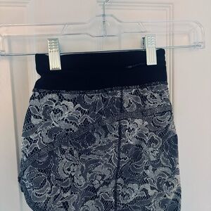 🎀Lululemon Athletica Black and Gray Speed Shorts🎀